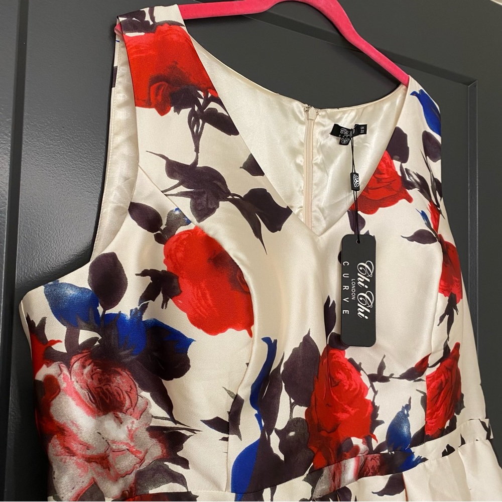 Chi Chi London curve dress - Picture 2 of 4
